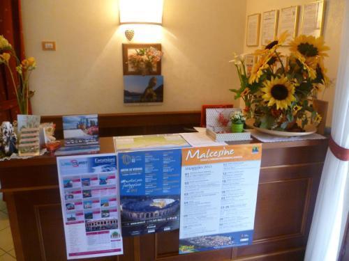Hotel Villa Nadia Малчезине Екстериор снимка