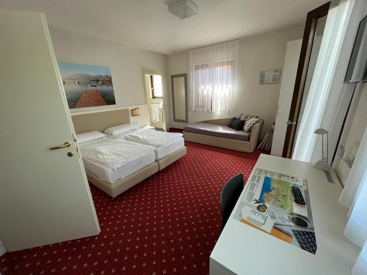Hotel Villa Nadia Малчезине Екстериор снимка
