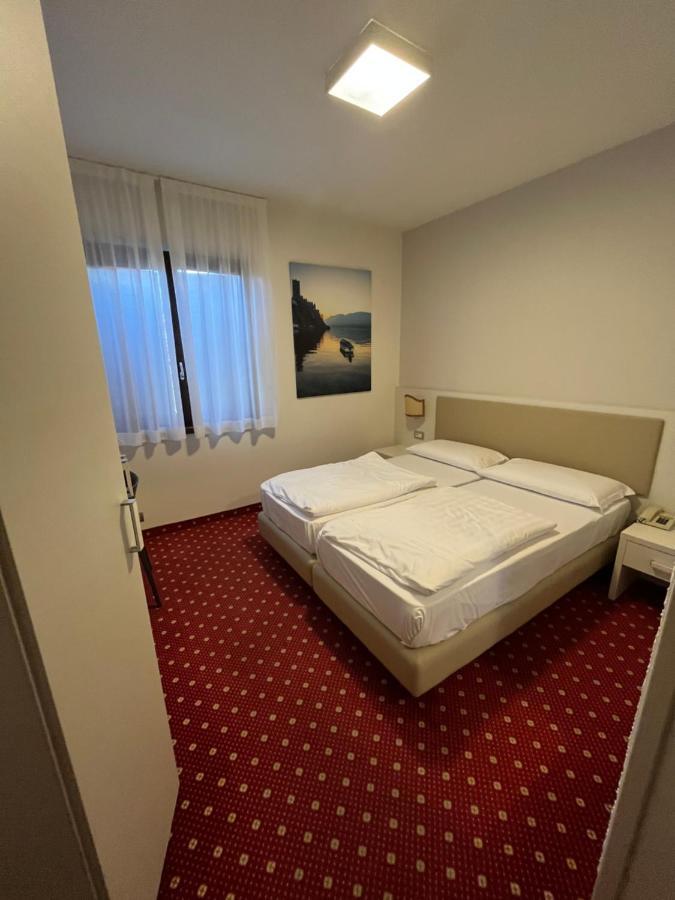 Hotel Villa Nadia Малчезине Екстериор снимка