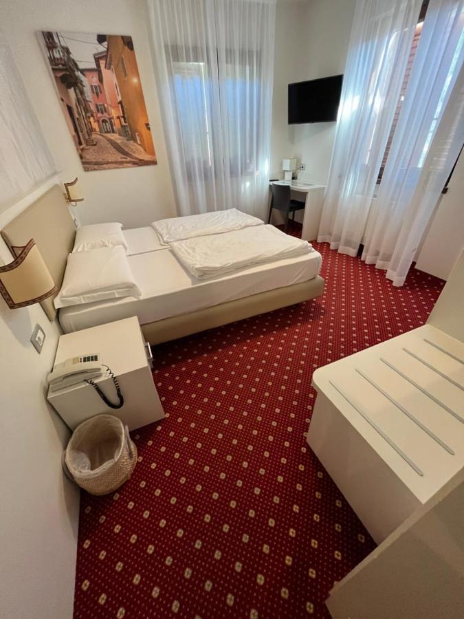 Hotel Villa Nadia Малчезине Екстериор снимка