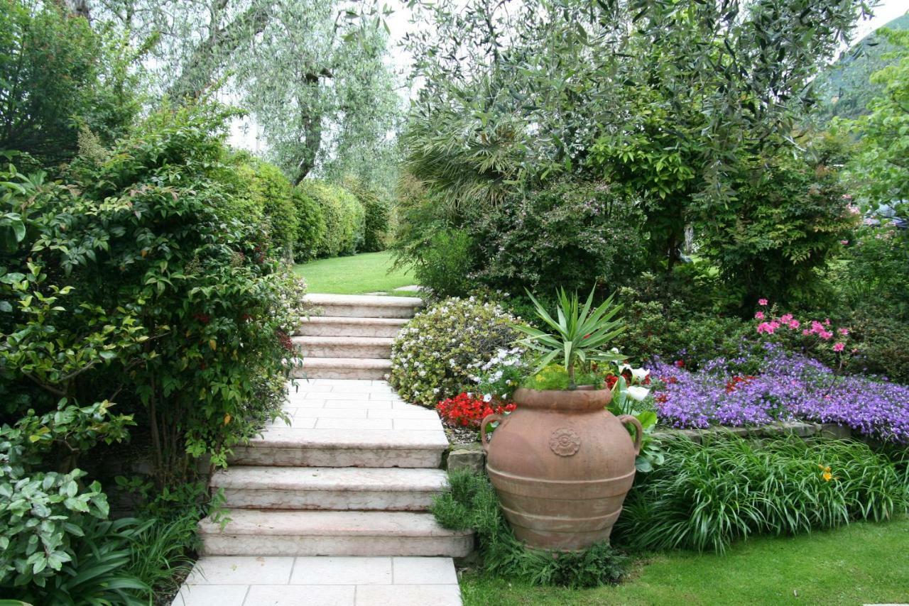 Hotel Villa Nadia Малчезине Екстериор снимка